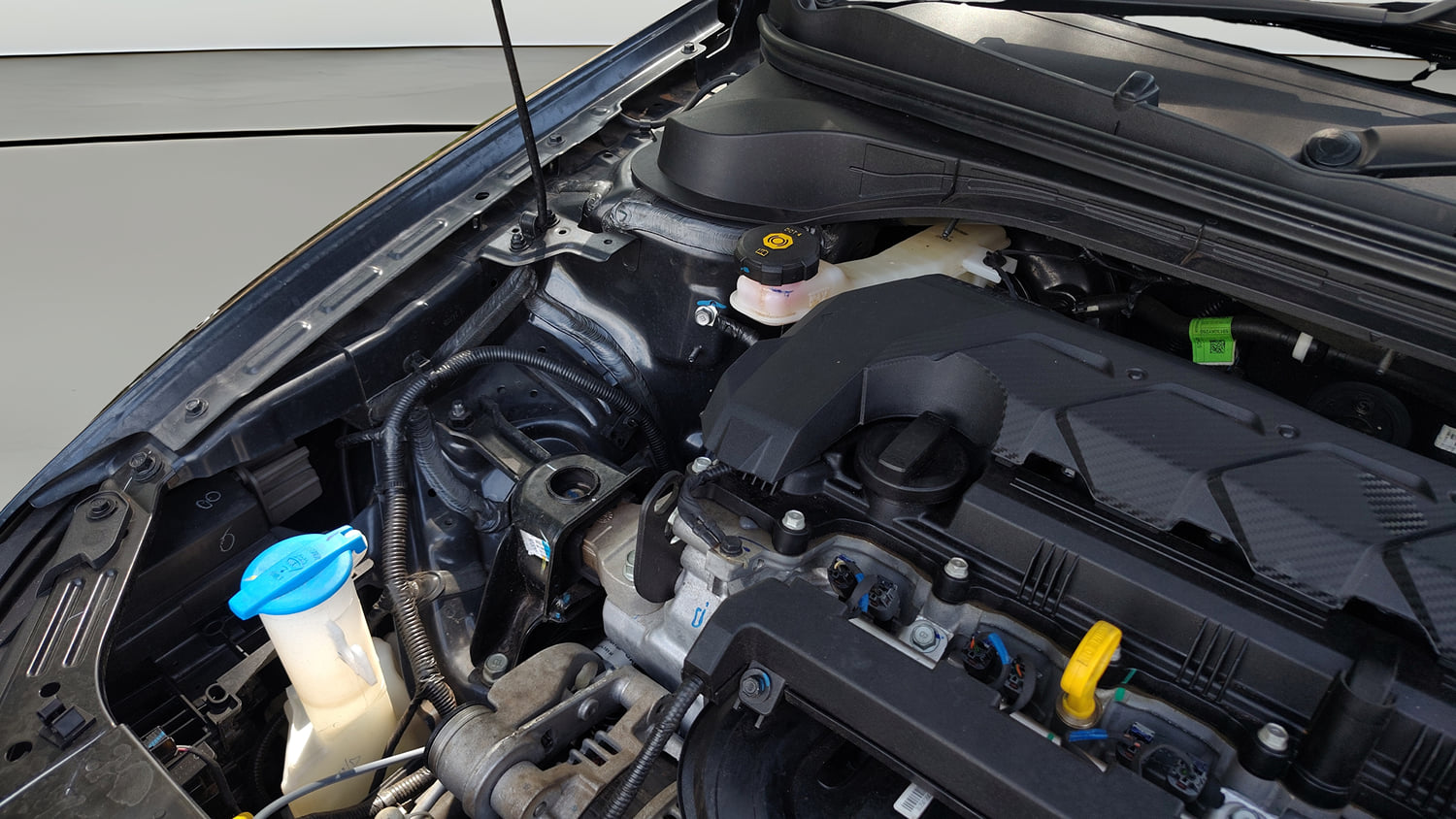 Used 2025 Hyundai Verna SX 1.5 Petrol MT Petrol Manual engine ENGINE RIGHT SIDE HINGE & APRON VIEW