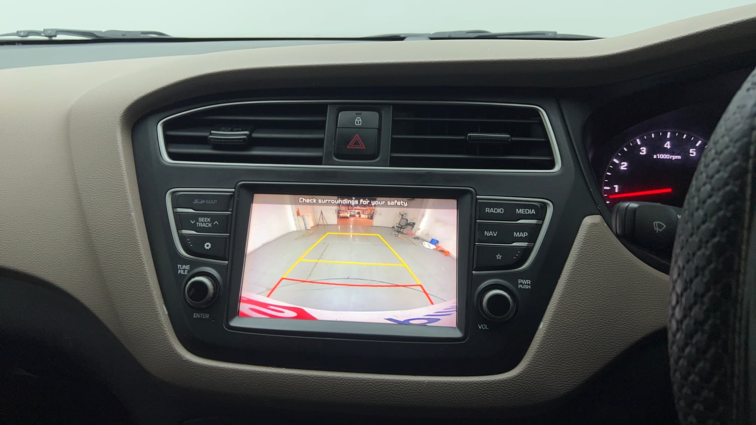 Used 2020 Hyundai Elite i20 Sportz Plus 1.2 Petrol Manual top_features Rear camera