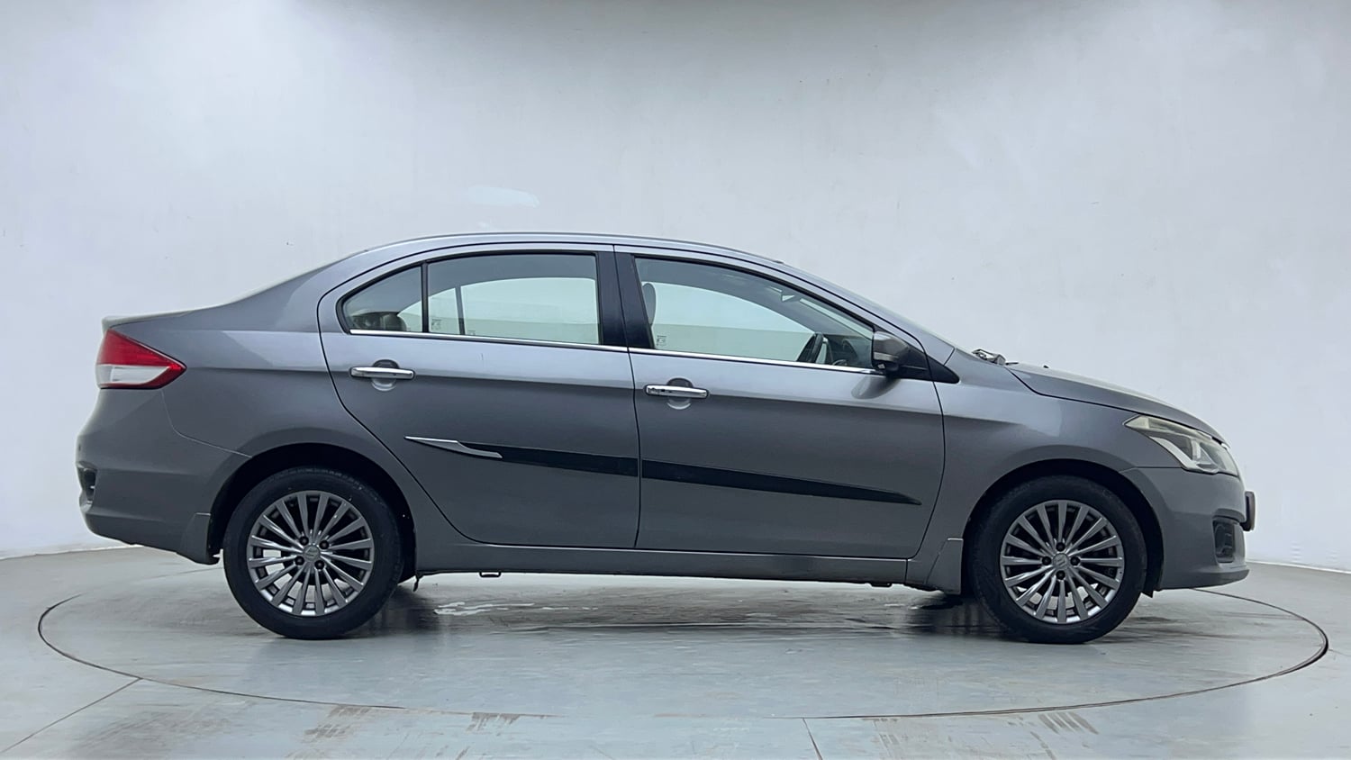 Used 2018 Maruti Suzuki Ciaz Alpha 1.4 MT Petrol Manual exterior RIGHT SIDE VIEW