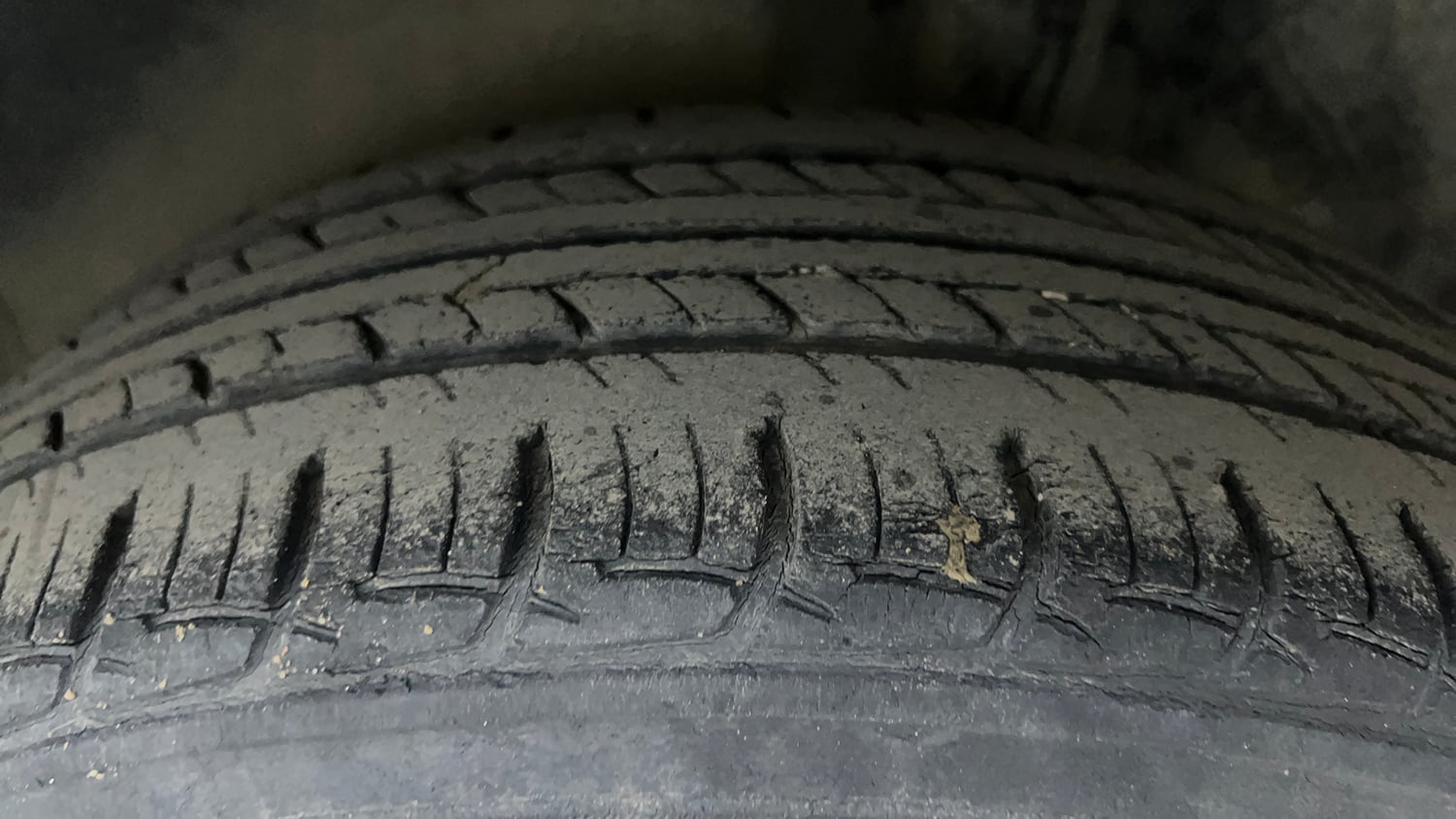 Used 2018 Volkswagen Ameo Highline1.2L Plus (P) 16 Alloy Petrol Manual tyres LEFT REAR TYRE TREAD VIEW