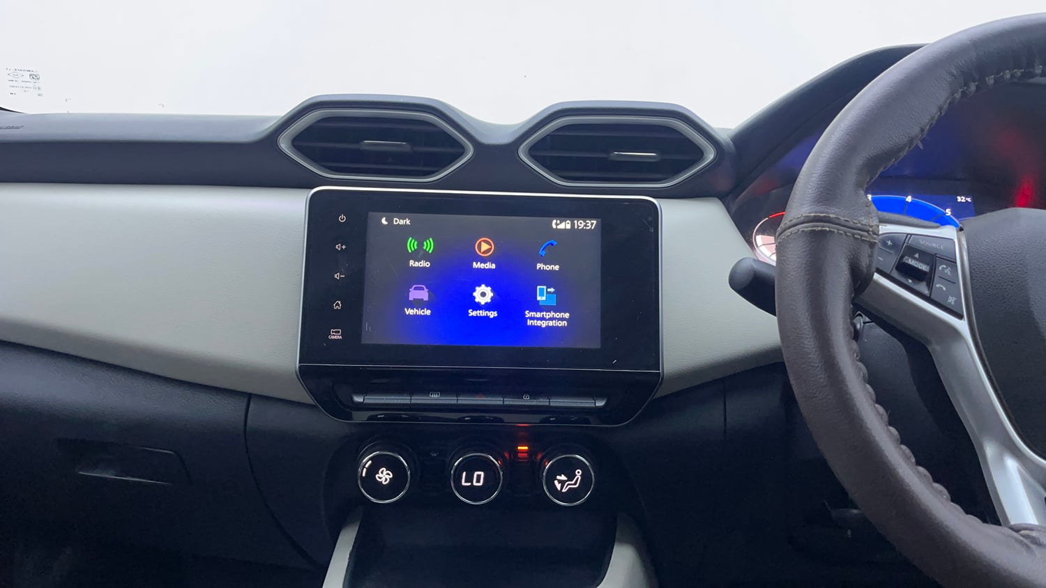 Used 2021 Nissan Magnite XV Turbo CVT Petrol Automatic interior MUSIC SYSTEM & AC CONTROL VIEW