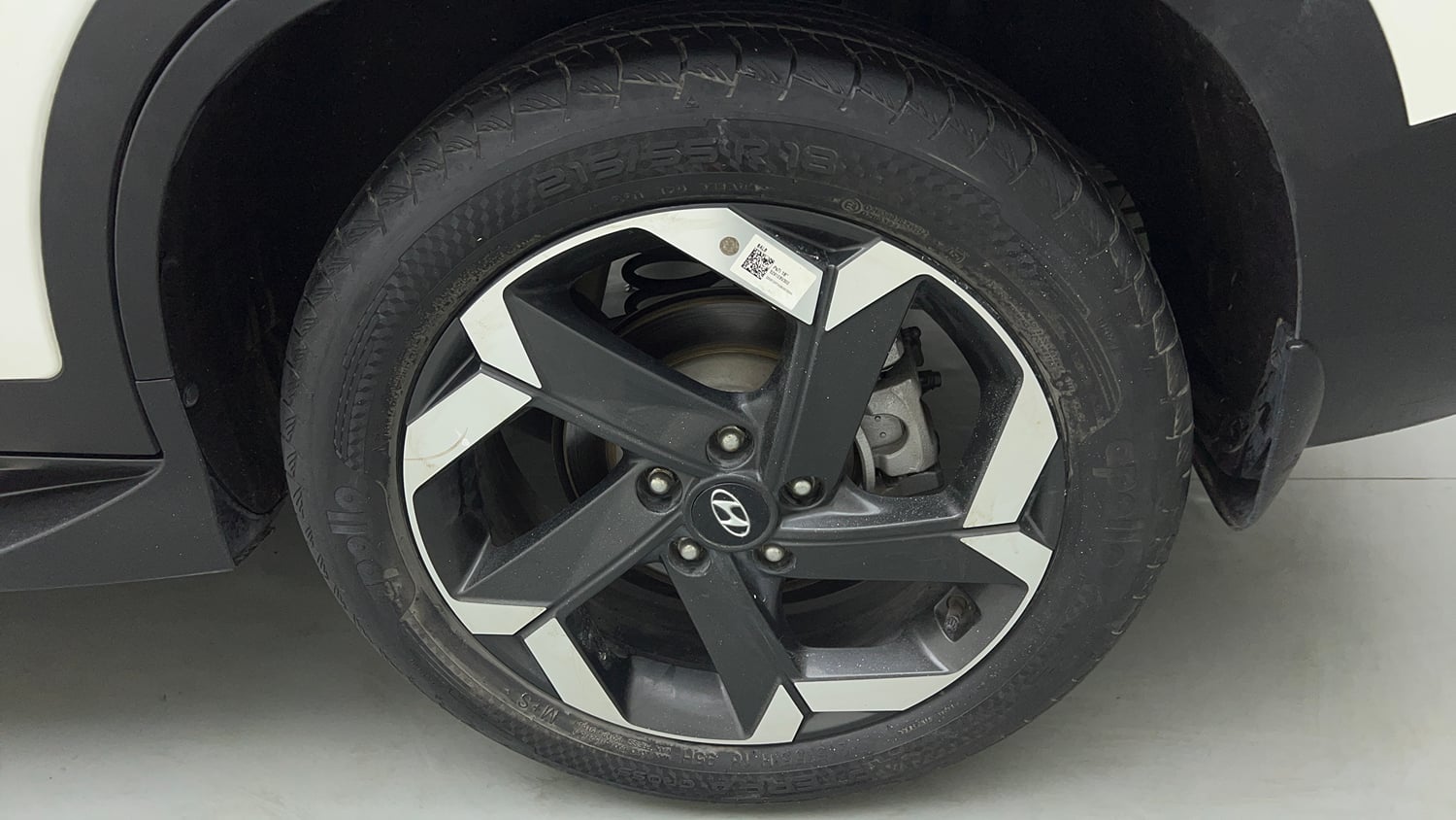 Used 2022 Hyundai Alcazar Signature (O) 6 STR 2.0 Petrol AT Dual Tone Petrol Automatic tyres LEFT REAR TYRE RIM VIEW