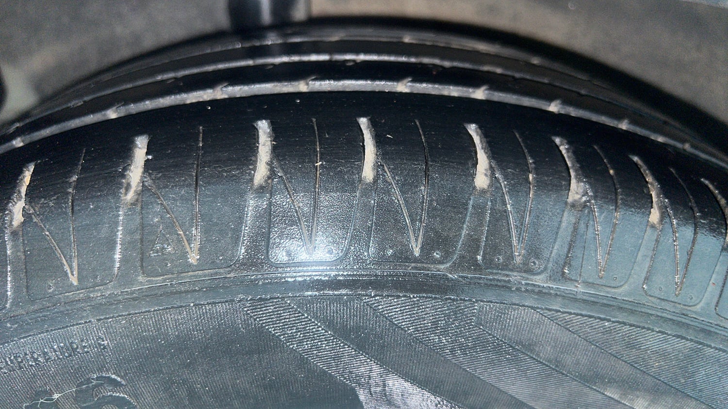 Used 2024 Kia Sonet HTK Plus 1.2 Petrol+Cng (outside fitted) Cng Manual tyres RIGHT REAR TYRE TREAD VIEW