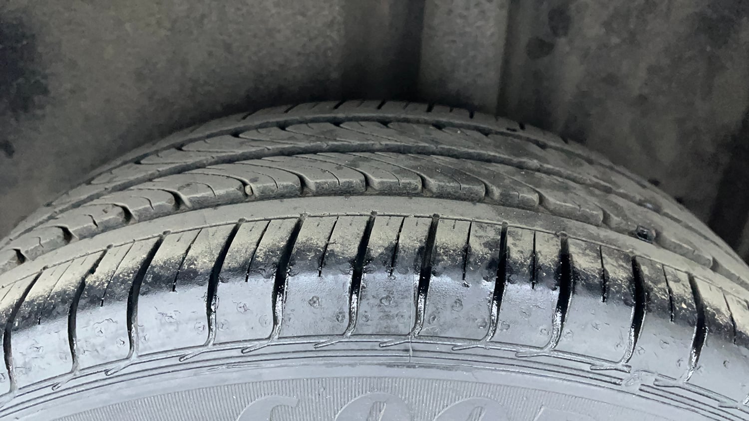 Used 2016 Volkswagen Ameo Highline1.2L (P) Petrol Manual tyres LEFT REAR TYRE TREAD VIEW