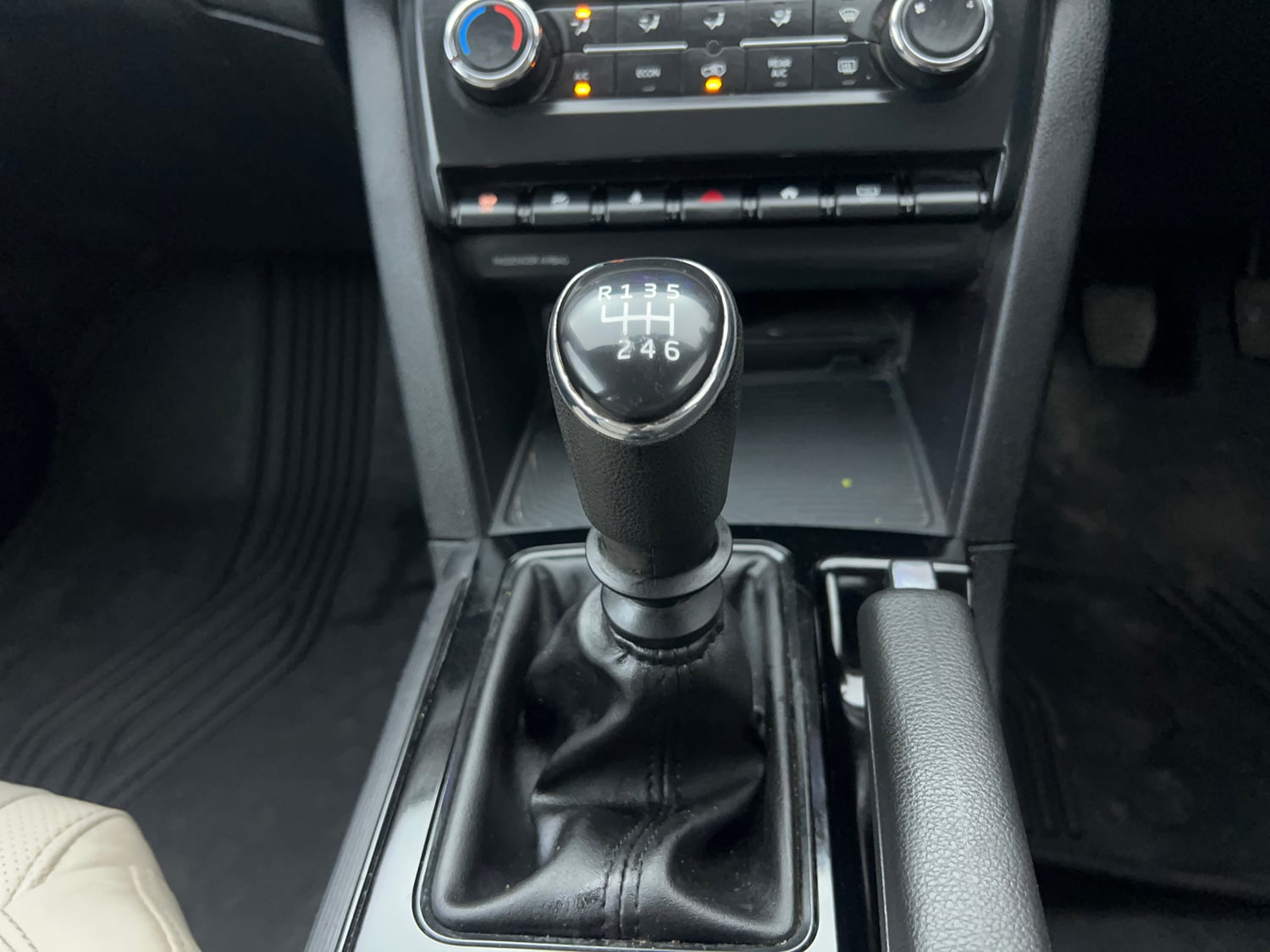 Used 2022 Mahindra XUV700 AX 5 Petrol MT 7 STR Petrol Manual interior GEAR  KNOB VIEW