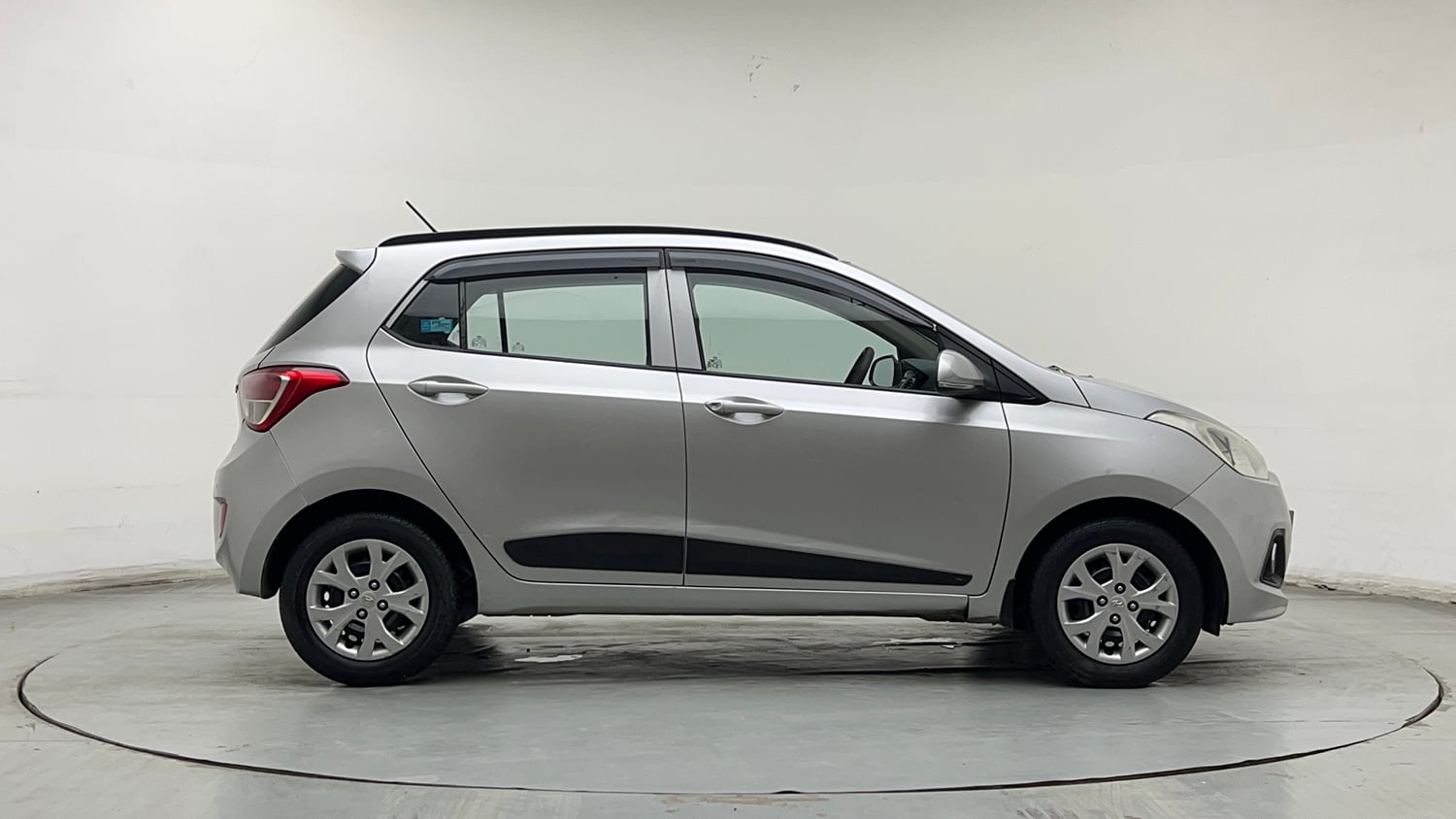 Used 2015 Hyundai Grand i10 Sportz 1.2 Kappa VTVT Petrol Manual exterior RIGHT SIDE VIEW