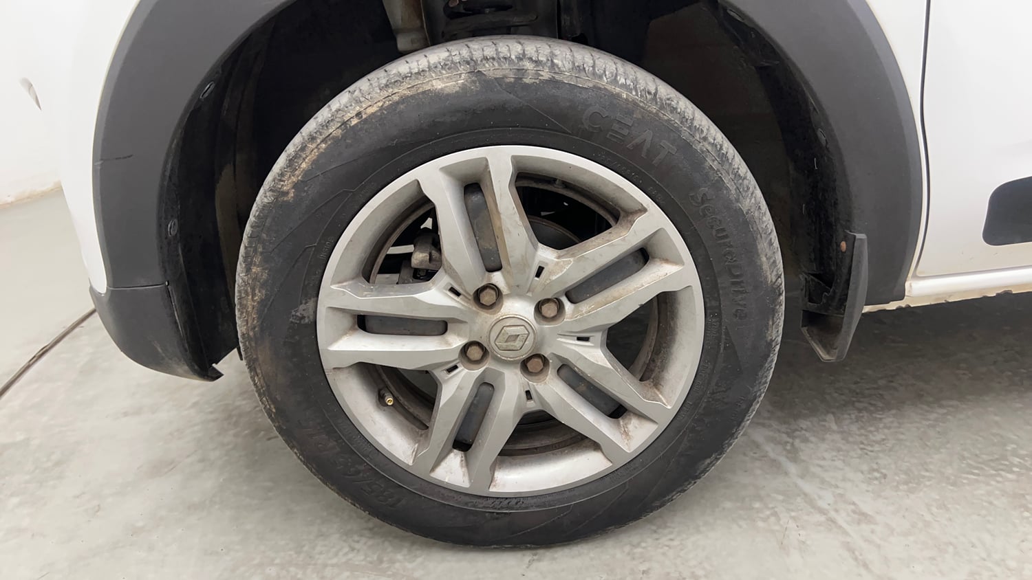 Used 2023 Renault Triber RXZ Petrol Manual tyres LEFT FRONT TYRE RIM VIEW