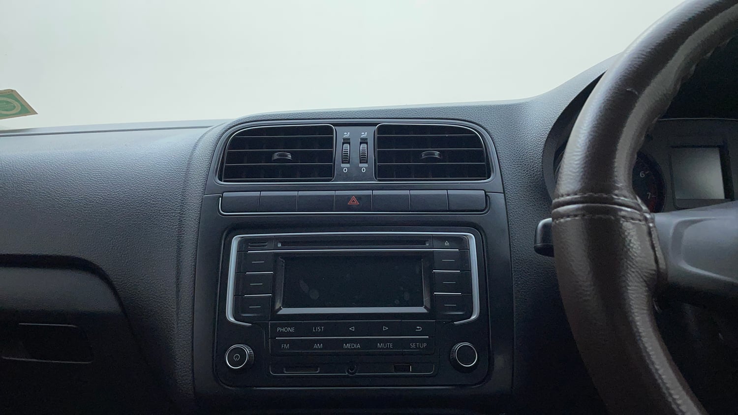 Used 2019 Volkswagen Ameo Comfortline 1.0L (P) Petrol Manual top_features Integrated (in-dash) music system