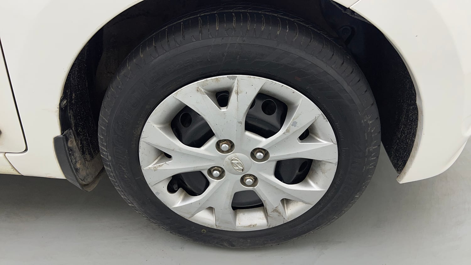 Used 2016 Hyundai Grand i10 Magna AT 1.2 Kappa VTVT Petrol Automatic tyres RIGHT FRONT TYRE RIM VIEW