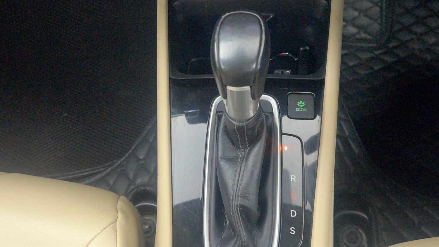 Used 2023 Honda City ZX Petrol CVT Petrol Automatic interior GEAR  KNOB VIEW