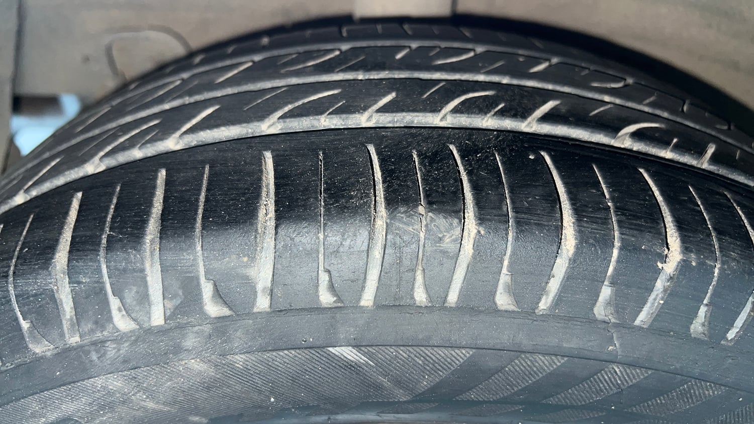 Used 2016 Hyundai Grand i10 Magna AT 1.2 Kappa VTVT Petrol Automatic tyres RIGHT REAR TYRE TREAD VIEW
