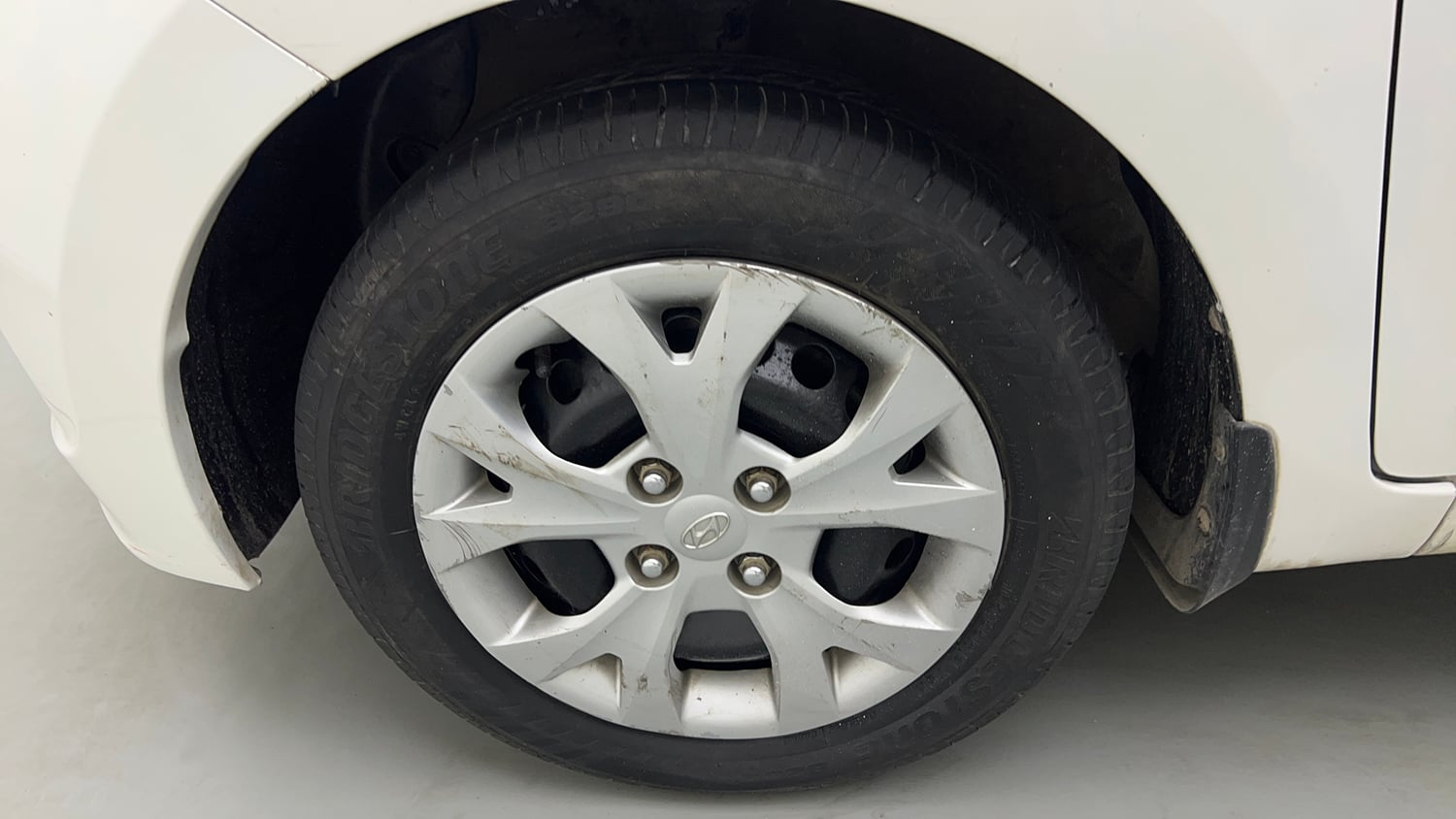 Used 2016 Hyundai Grand i10 Magna AT 1.2 Kappa VTVT Petrol Automatic tyres LEFT FRONT TYRE RIM VIEW