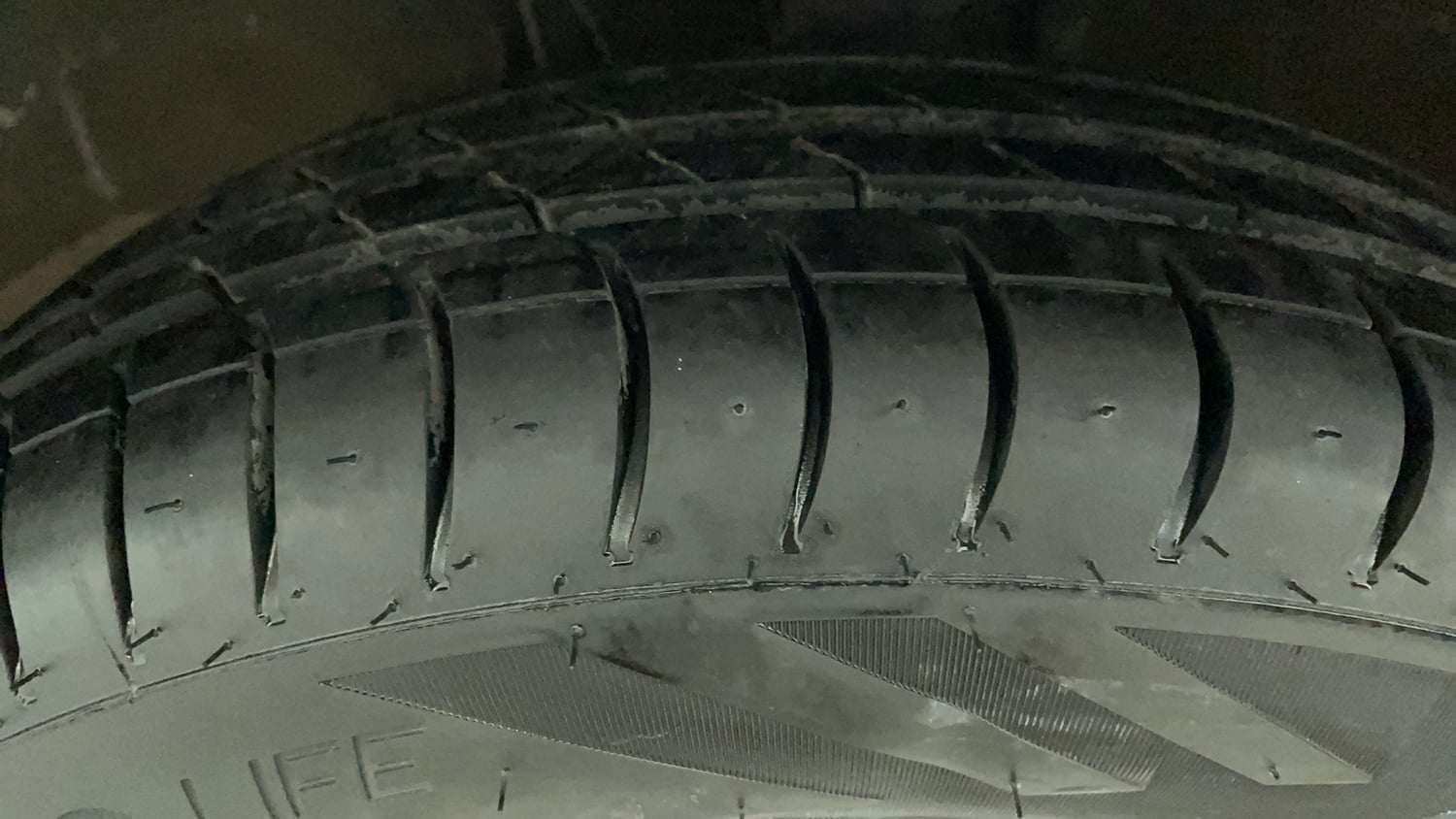Used 2020 Maruti Suzuki Alto 800 LXi Petrol Manual tyres LEFT FRONT TYRE TREAD VIEW