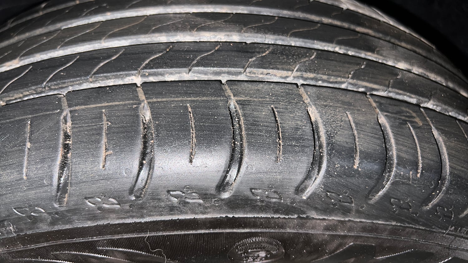 Used 2026 Skoda Kylaq Signature AT Petrol Automatic tyres LEFT FRONT TYRE TREAD VIEW
