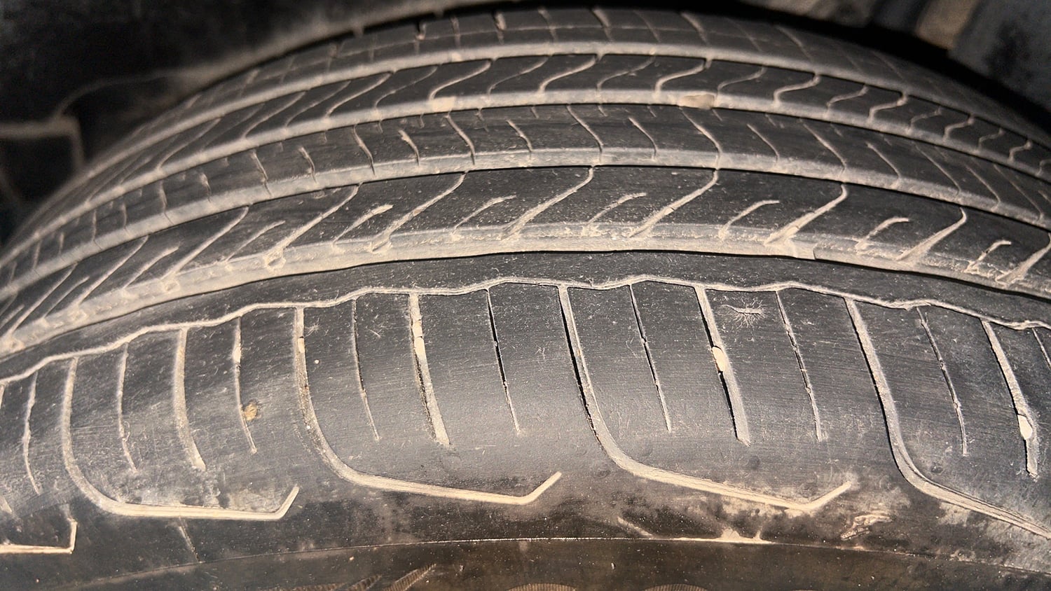Used 2023 Maruti Suzuki Fronx Delta 1.2L MT Petrol Manual tyres LEFT REAR TYRE TREAD VIEW