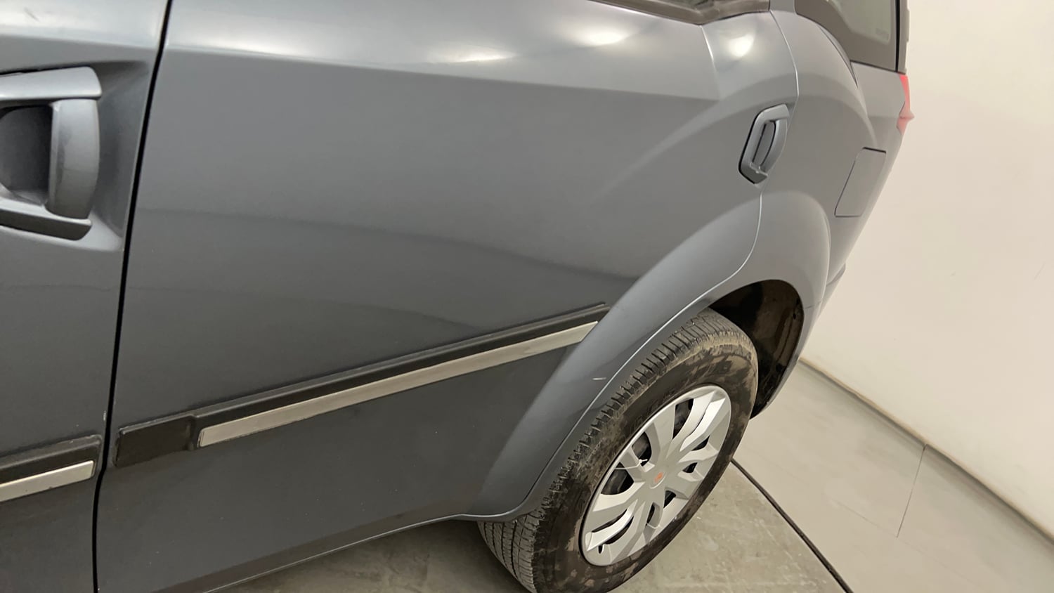 Used 2016 Mahindra XUV500 W4 Diesel Manual dents MINOR DENT