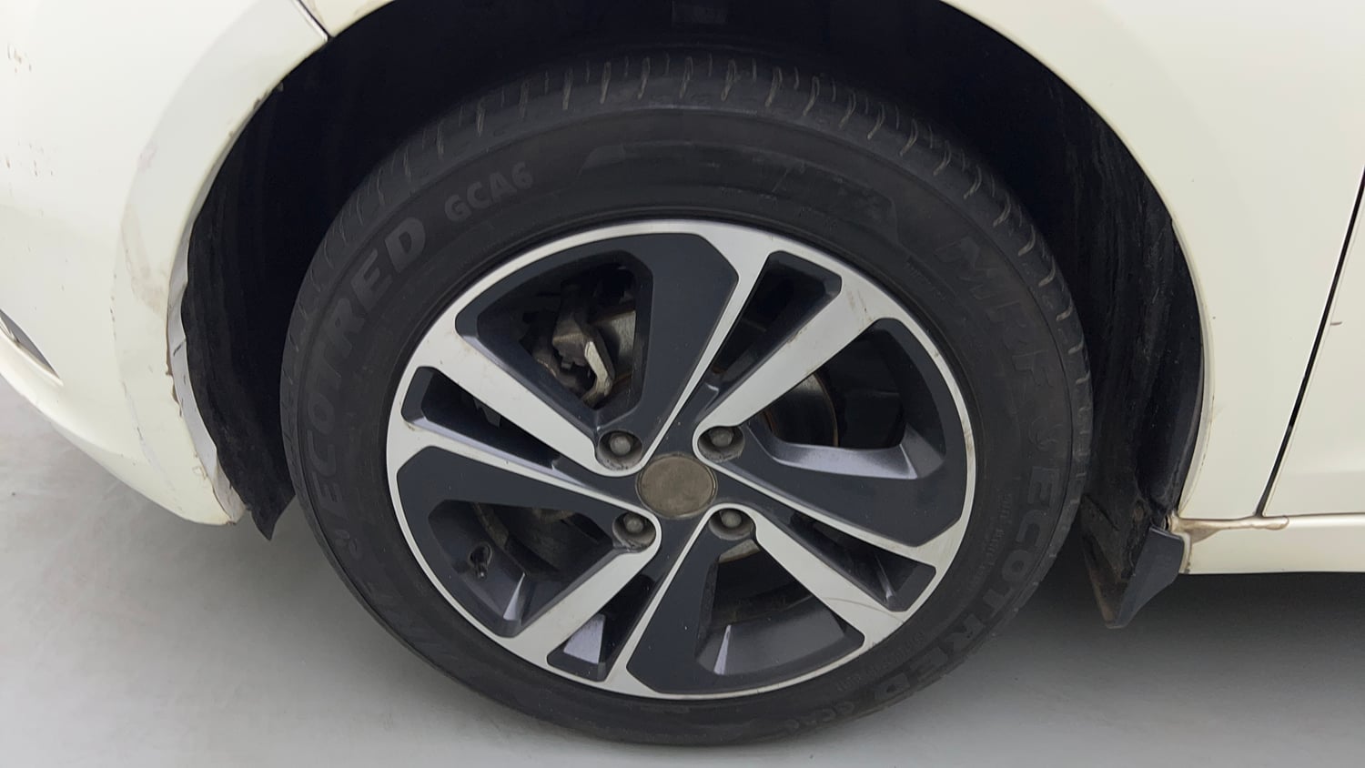 Used 2023 Tata Altroz XZA Petrol Petrol Automatic tyres LEFT FRONT TYRE RIM VIEW