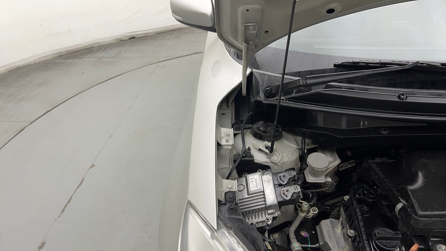 Used 2023 Maruti Suzuki Swift ZXi CNG Cng Manual engine ENGINE RIGHT SIDE HINGE & APRON VIEW