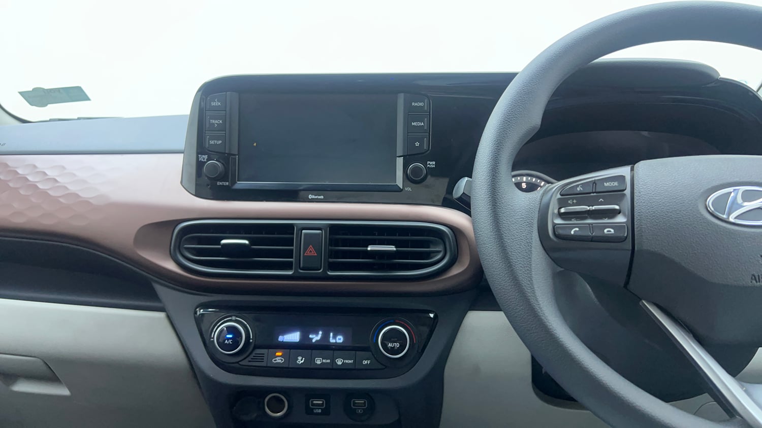 Used 2021 Hyundai Aura SX Plus 1.2 AMT Petrol Petrol Automatic interior MUSIC SYSTEM & AC CONTROL VIEW