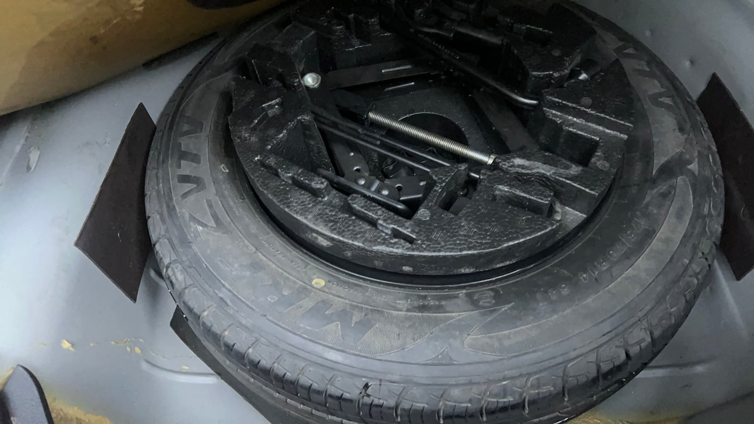 Used 2018 Volkswagen Ameo Highline1.2L Plus (P) 16 Alloy Petrol Manual tyres SPARE TYRE VIEW