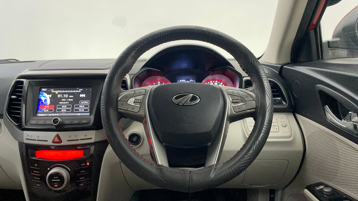 Used 2022 Mahindra XUV 300 W8 (O) 1.5 Diesel AMT Diesel Automatic interior STEERING VIEW
