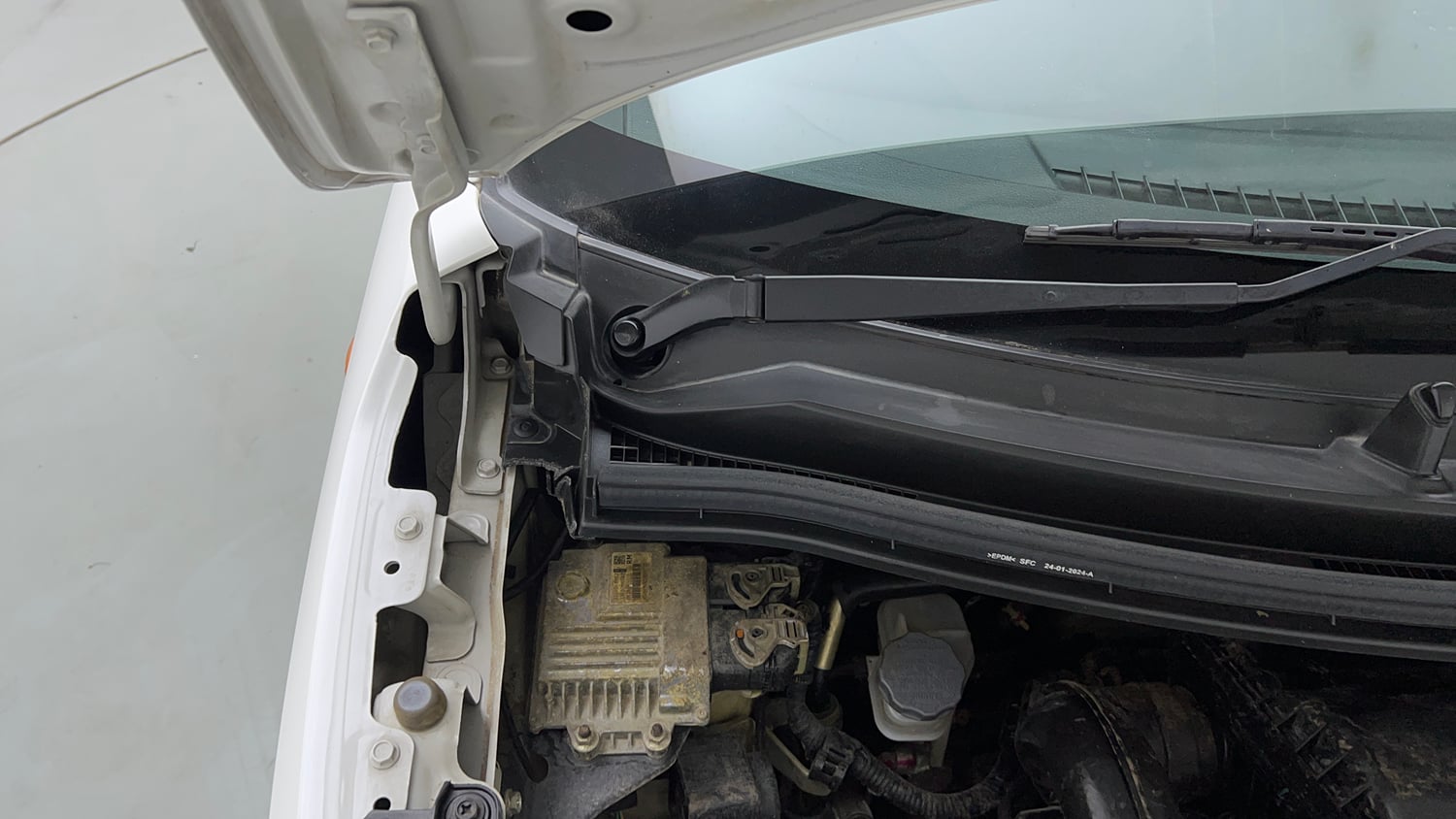 Used 2024 Maruti Suzuki Wagon R VXI 1.0 CNG Cng Manual engine ENGINE RIGHT SIDE HINGE & APRON VIEW