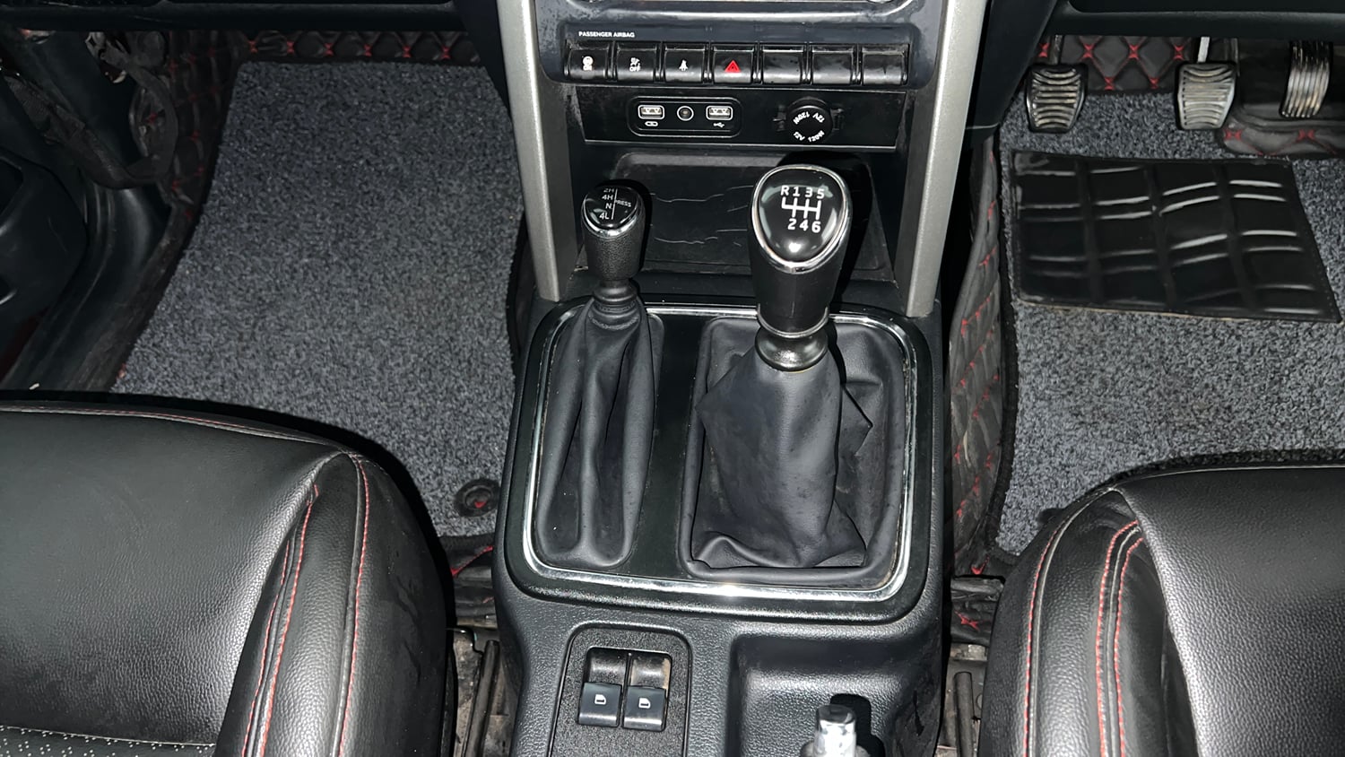 Used 2021 mahindra Thar LX Hard Top Petrol MT 4WD Petrol Manual interior GEAR  KNOB VIEW