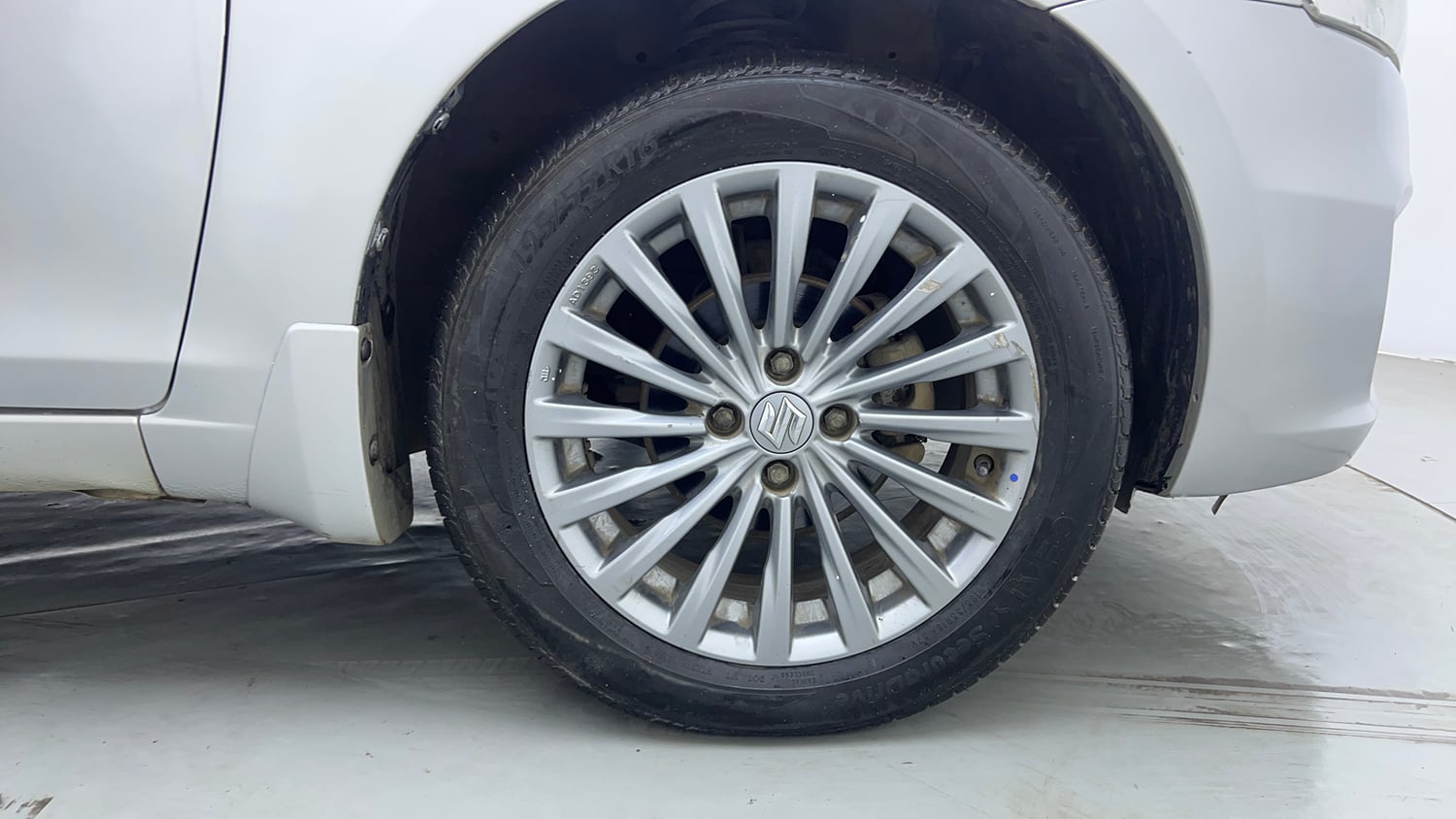 Used 2015 Maruti Suzuki Ciaz ZXi Petrol Manual tyres RIGHT FRONT TYRE RIM VIEW
