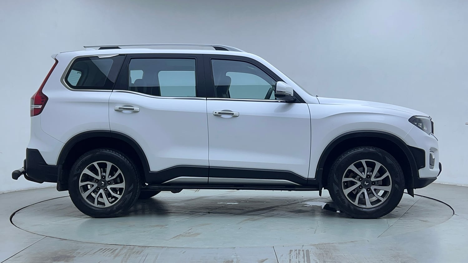Used 2024 Mahindra Scorpio N Z8 L Diesel AT 2WD 7 STR Diesel Automatic exterior RIGHT SIDE VIEW