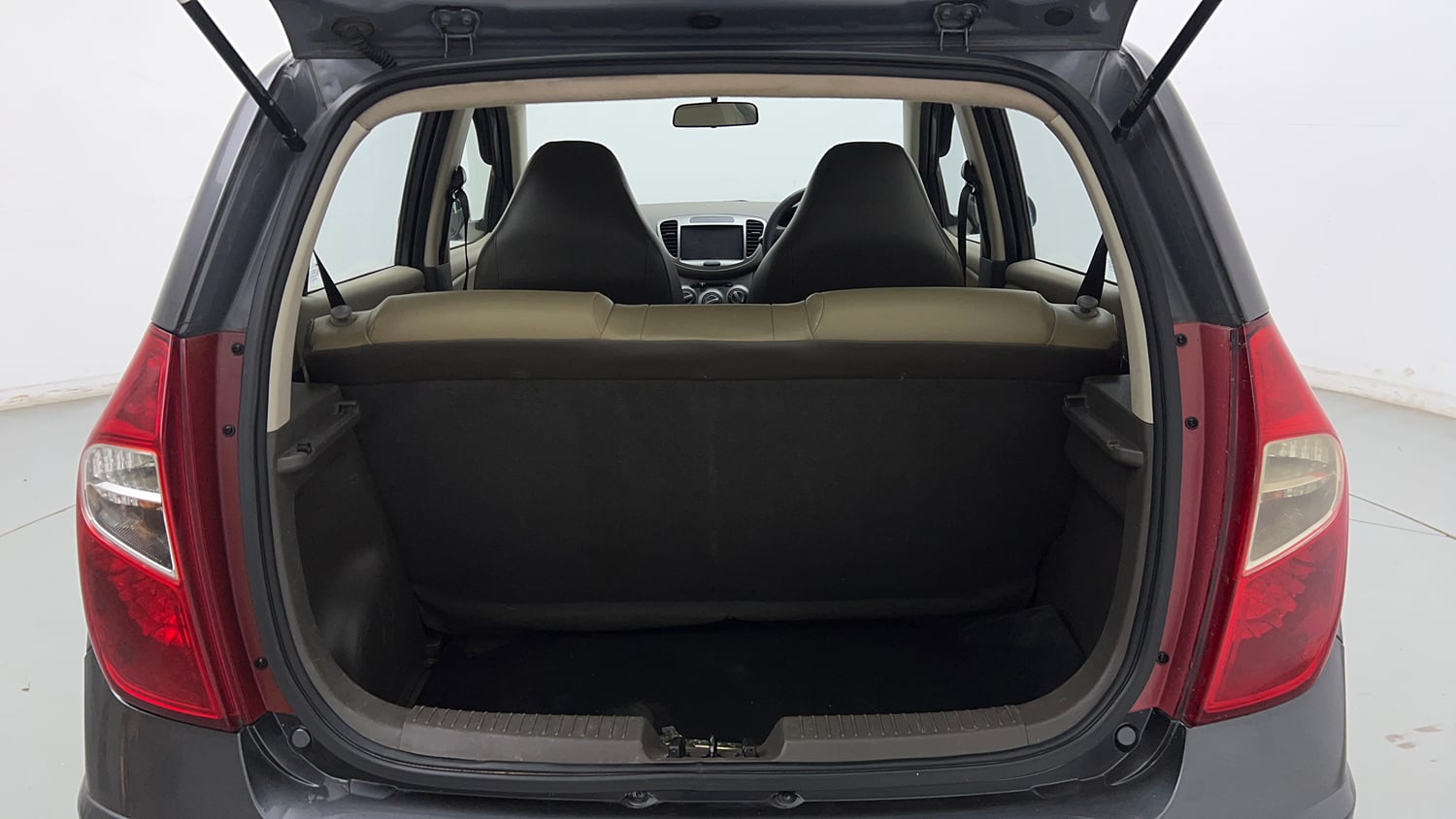 Used 2013 Hyundai i10 Magna 1.2 Kappa2 Petrol Manual interior DICKY INSIDE VIEW