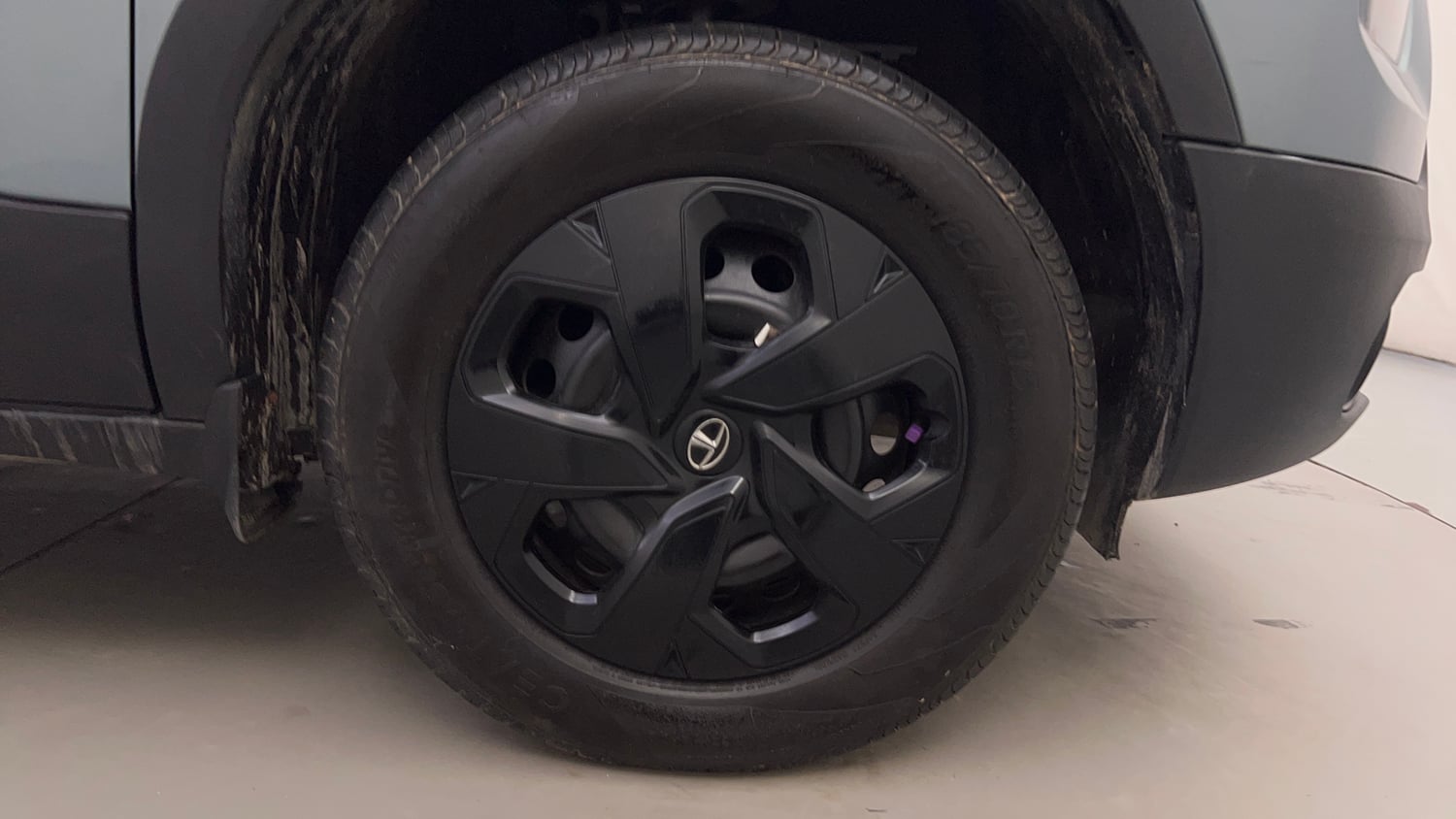Used 2023 Tata Punch Adventure Rhythm Pack MT Petrol Manual tyres RIGHT FRONT TYRE RIM VIEW
