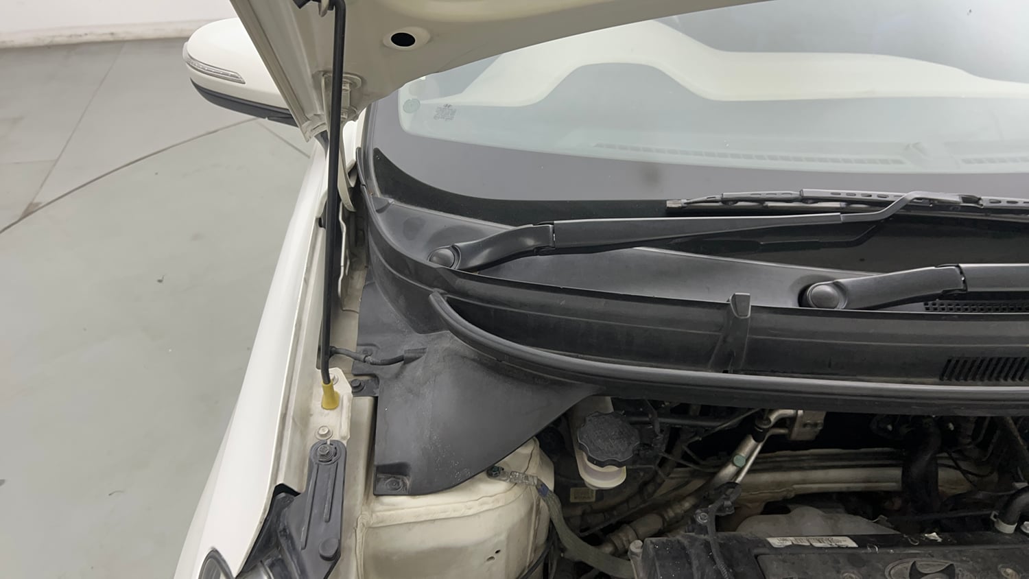 Used 2016 Hyundai Elite i20 Asta 1.2 (O) Petrol Manual engine ENGINE RIGHT SIDE HINGE & APRON VIEW