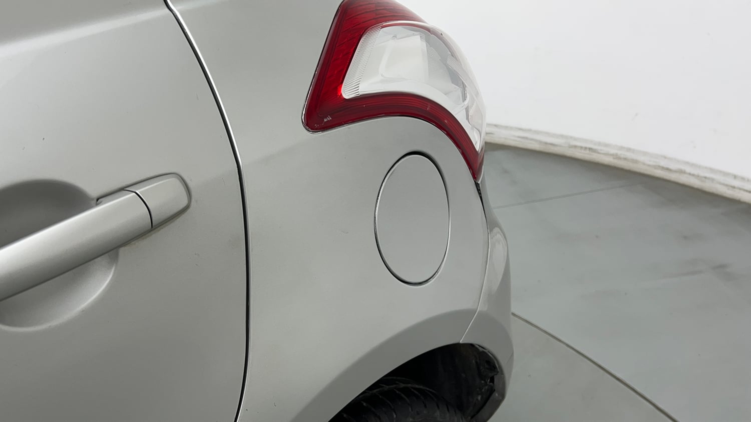 Used 2015 Maruti Suzuki Swift VXi Petrol Manual dents MINOR SCRATCH