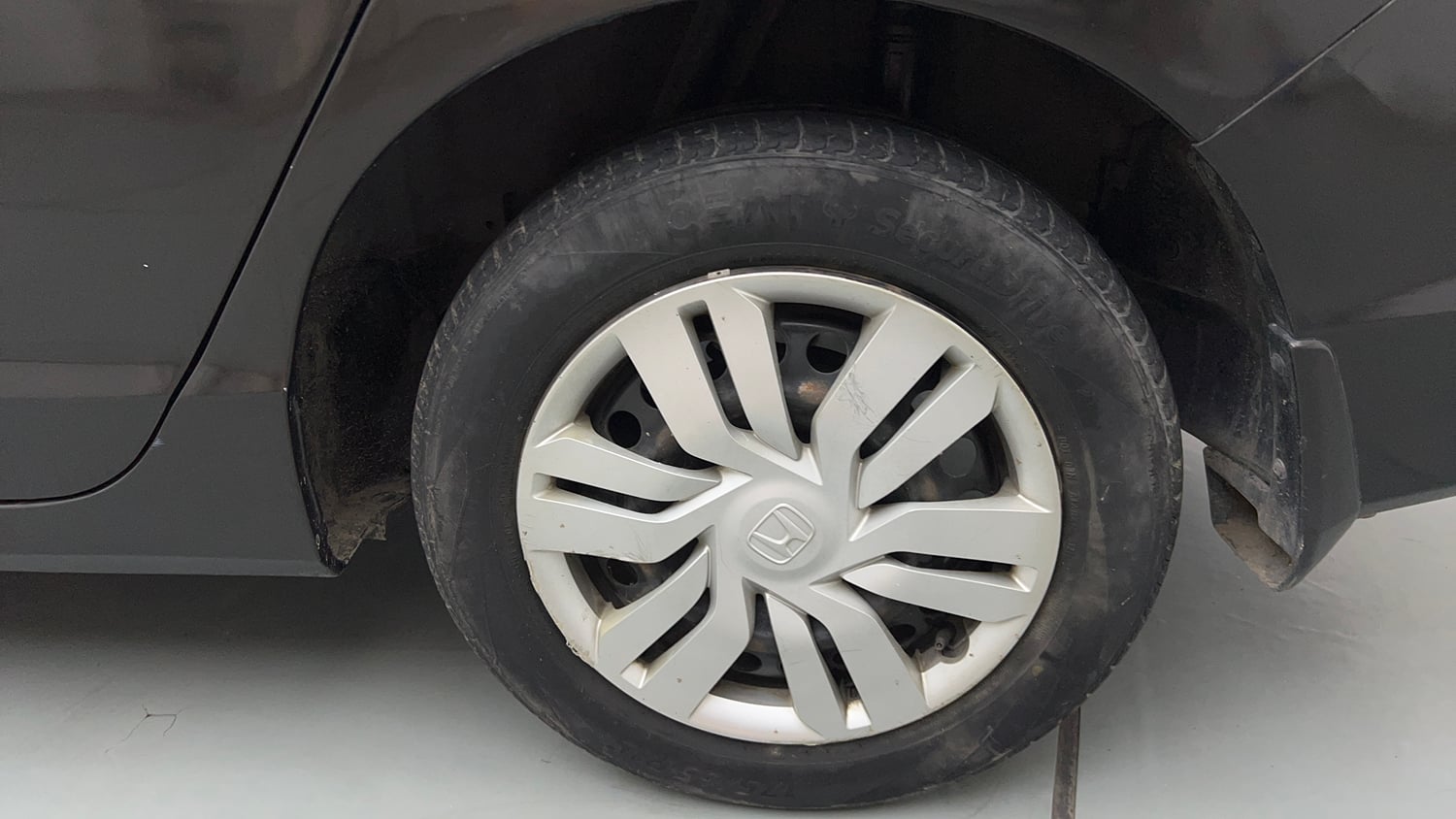 Used 2016 Honda City SV CVT Petrol Automatic tyres LEFT REAR TYRE RIM VIEW