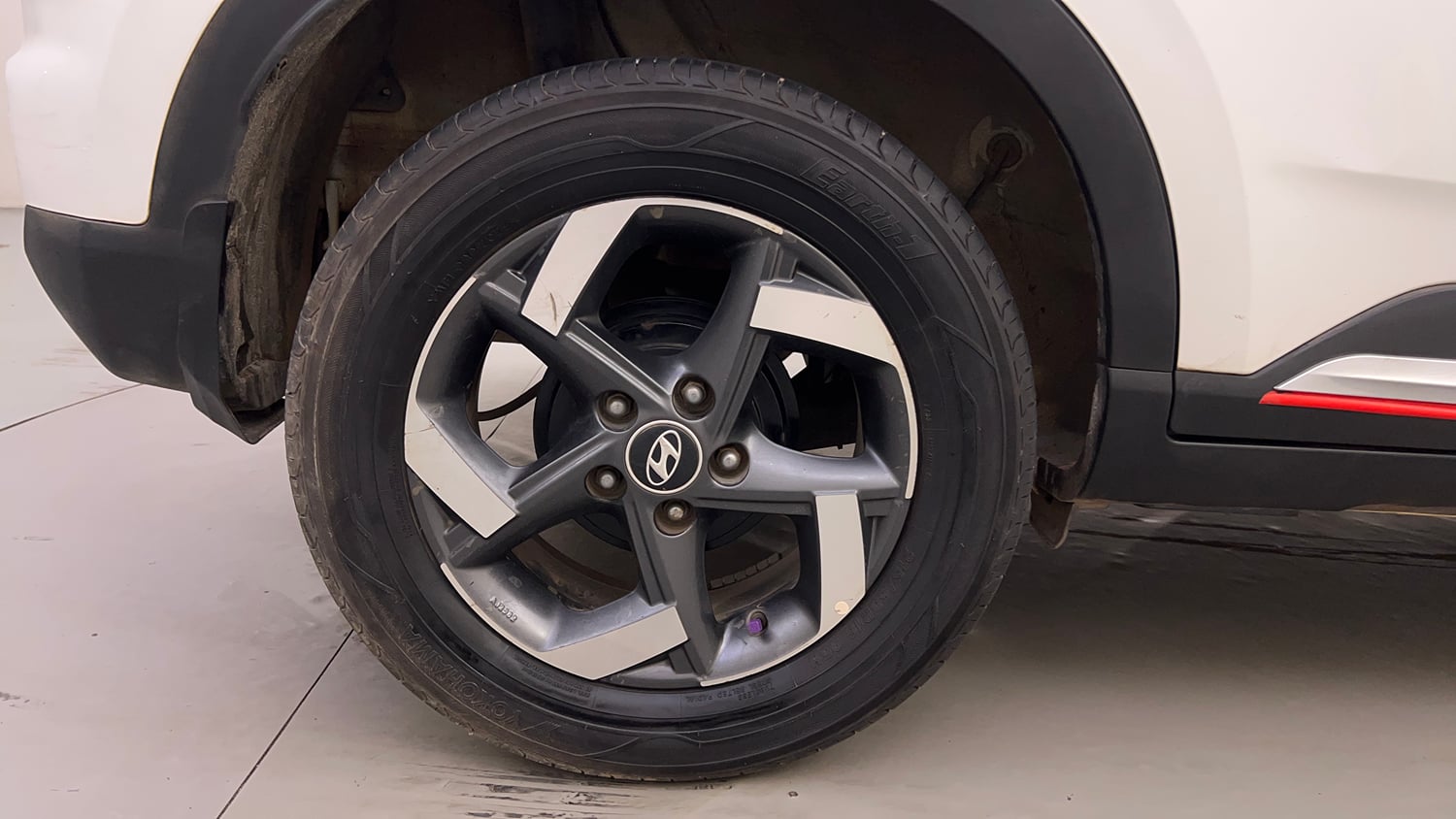 Used 2019 Hyundai Venue SX Plus 1.0 Turbo DCT Petrol Automatic tyres RIGHT REAR TYRE RIM VIEW