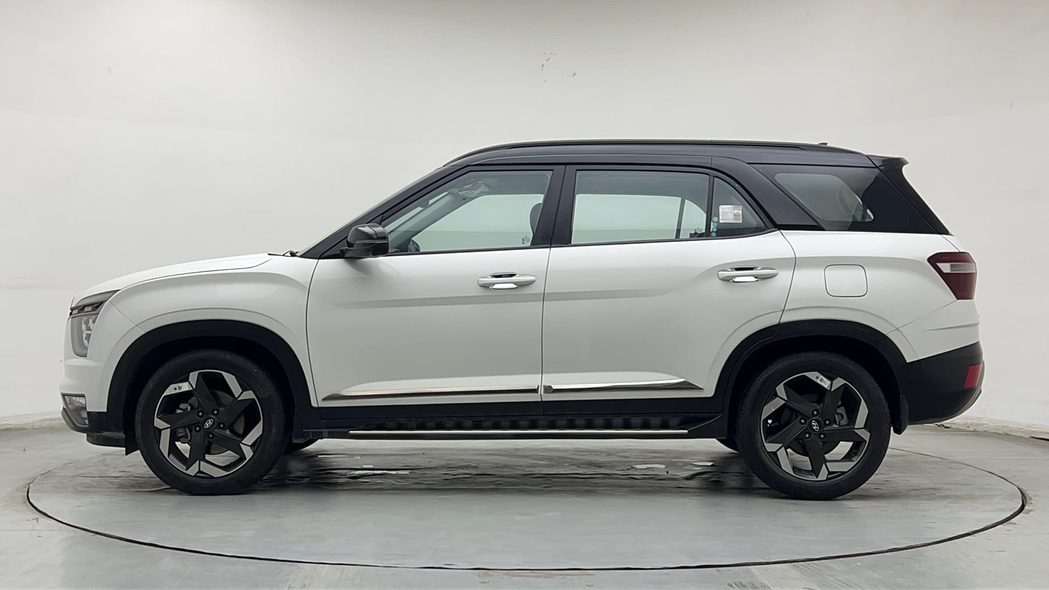 Used 2022 Hyundai Alcazar Signature (O) 6 STR 2.0 Petrol AT Dual Tone Petrol Automatic exterior LEFT SIDE VIEW