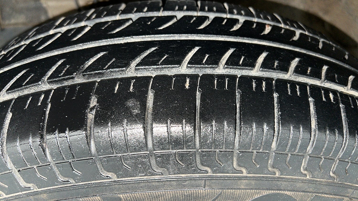 Used 2016 Maruti Suzuki Swift VXi Petrol Manual tyres LEFT FRONT TYRE TREAD VIEW