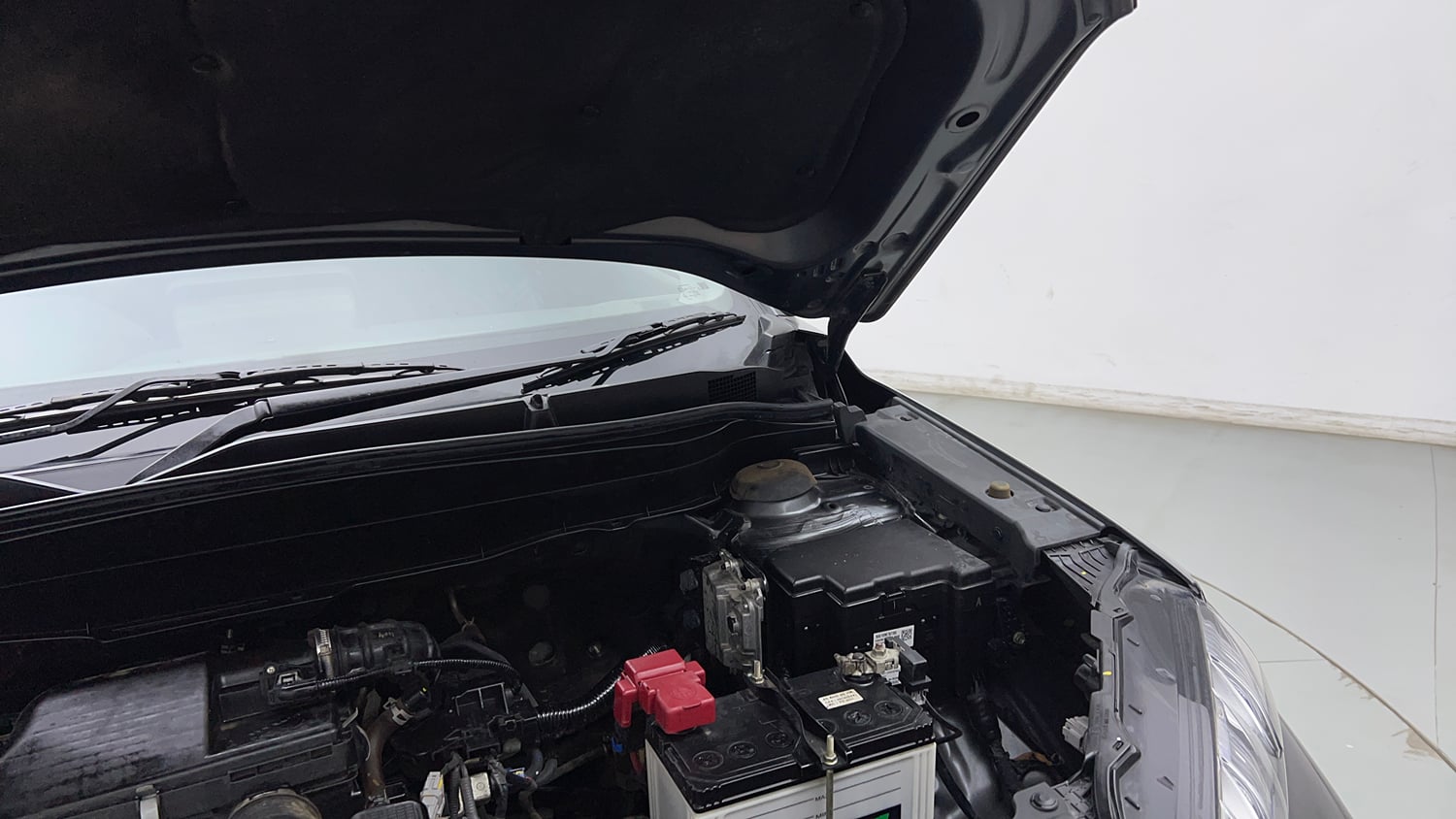 Used 2023 Maruti Suzuki Grand Vitara Delta Smart Hybrid Petrol Manual engine ENGINE LEFT SIDE HINGE & APRON VIEW