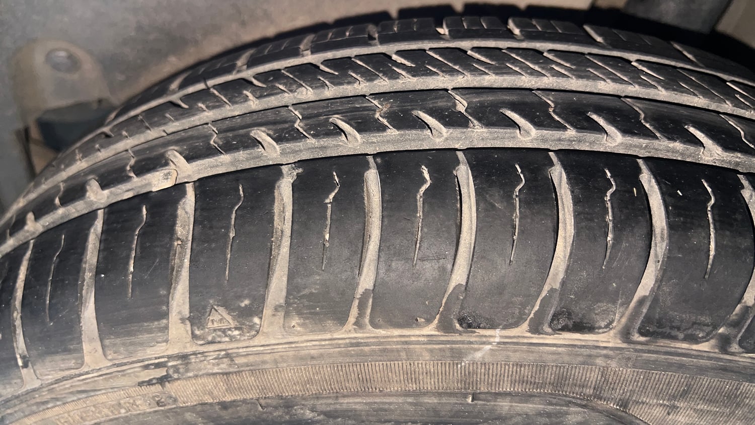 Used 2015 Maruti Suzuki Swift VXi Petrol Manual tyres LEFT REAR TYRE TREAD VIEW