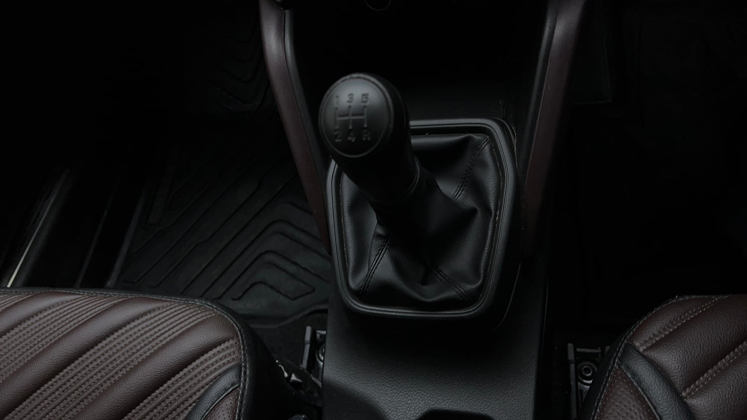 Used 2023 Maruti Suzuki Grand Vitara Delta Smart Hybrid Petrol Manual interior GEAR  KNOB VIEW