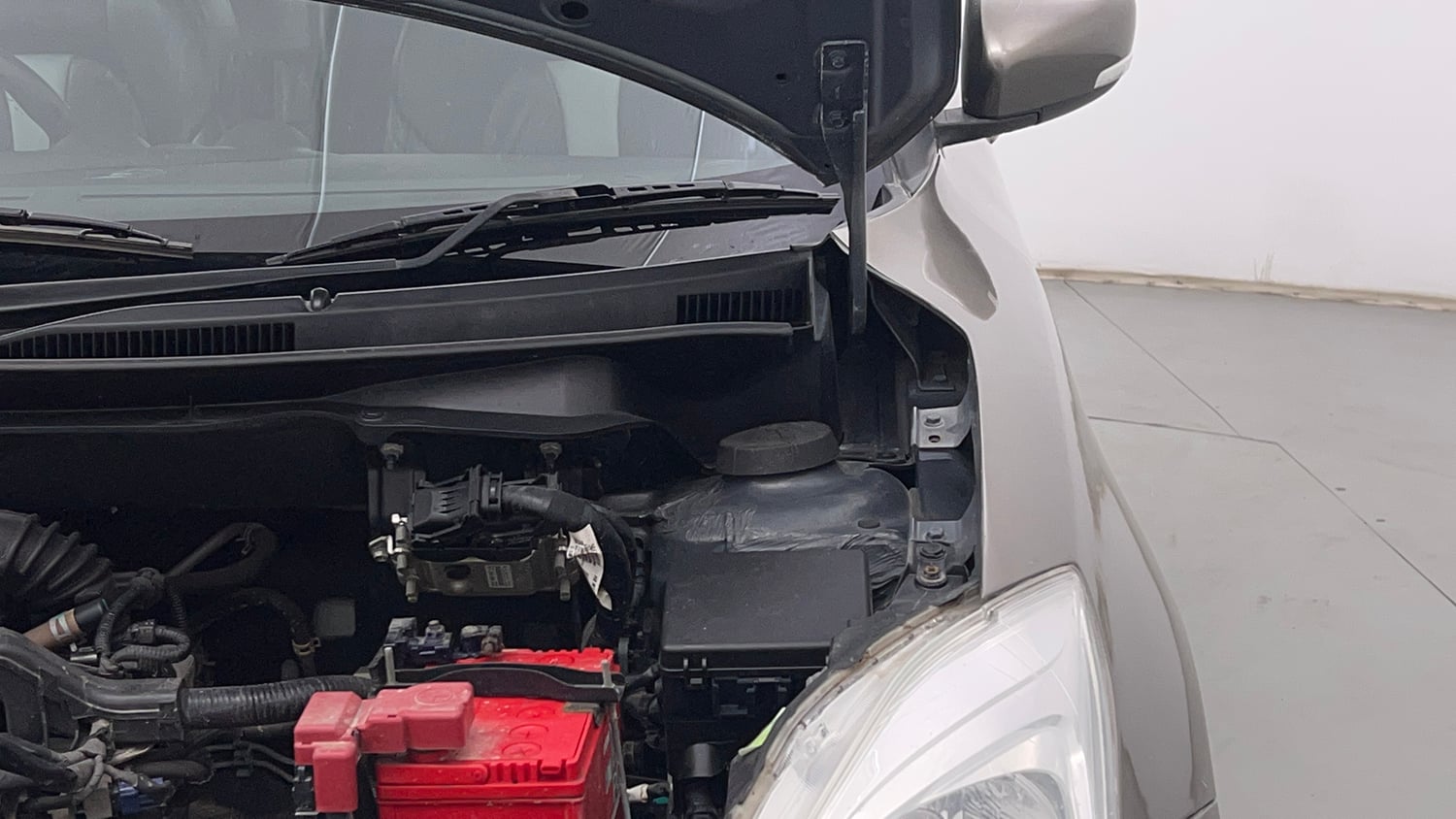 Used 2020 Maruti Suzuki Swift VXi Petrol Manual engine ENGINE LEFT SIDE HINGE & APRON VIEW