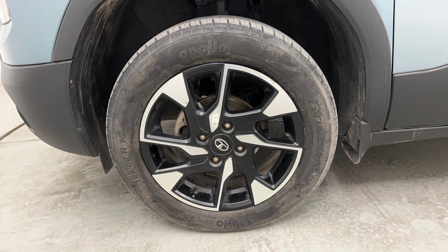 Used 2022 Tata Punch Accomplished Dazzle Pack MT Petrol Manual tyres LEFT FRONT TYRE RIM VIEW
