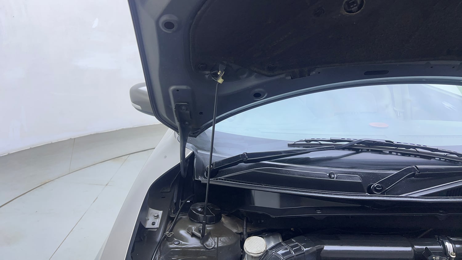 Used 2020 Maruti Suzuki Dzire VXi AGS Petrol Automatic engine ENGINE RIGHT SIDE HINGE & APRON VIEW
