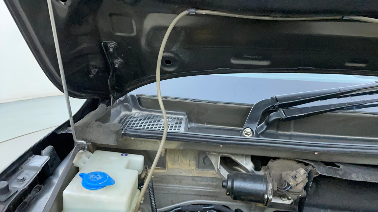 Used 2019 Renault Kwid 1.0 RXT AMT Opt Petrol Automatic engine ENGINE RIGHT SIDE HINGE & APRON VIEW