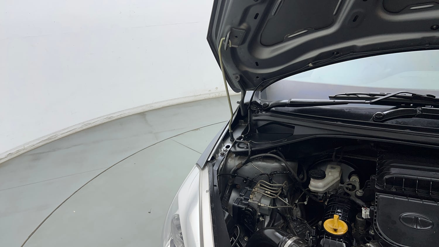 Used 2018 Tata Tiago Revotron XZ Petrol Manual engine ENGINE RIGHT SIDE HINGE & APRON VIEW