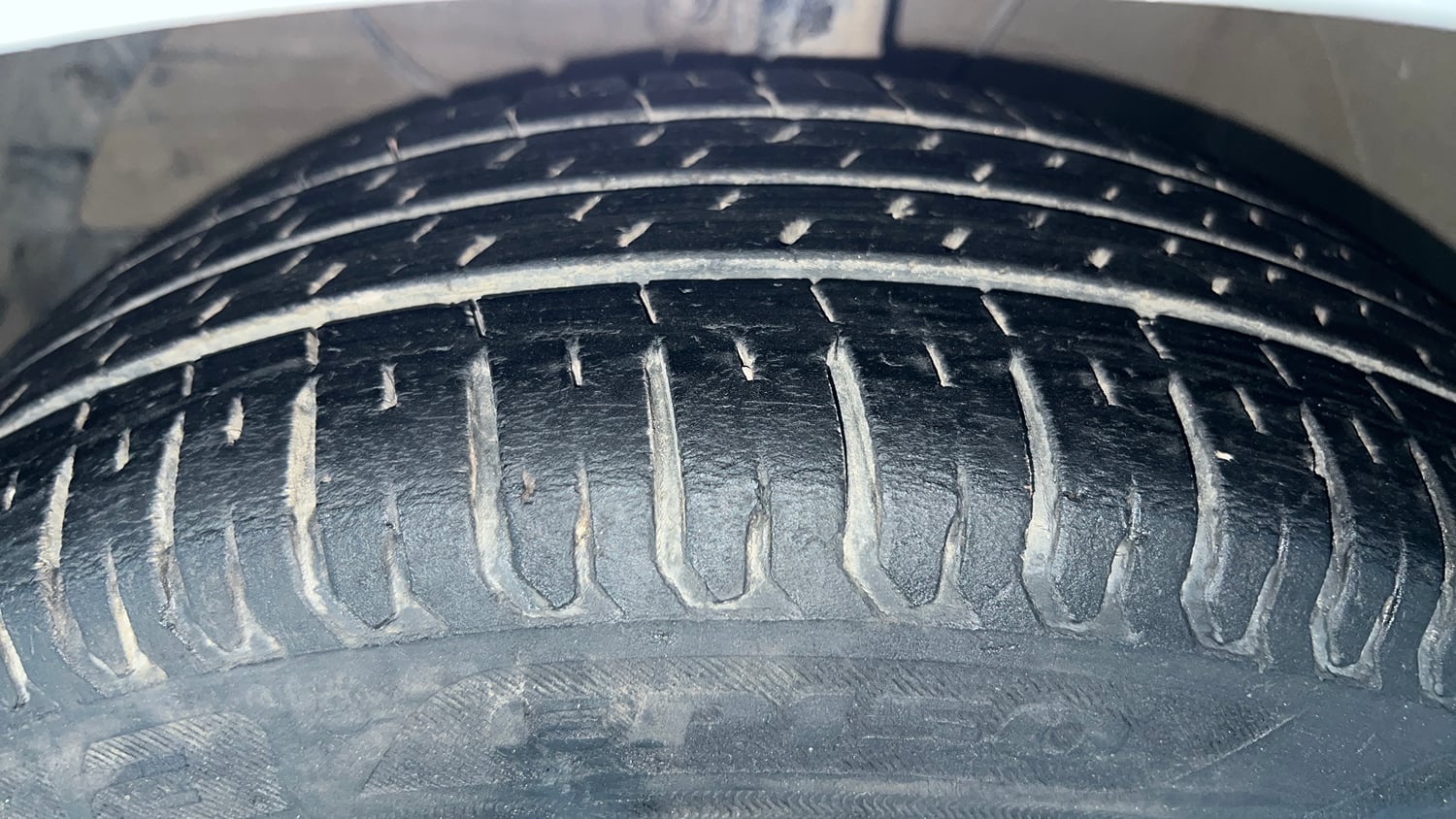 Used 2023 Maruti Suzuki Swift ZXi CNG Cng Manual tyres LEFT FRONT TYRE TREAD VIEW