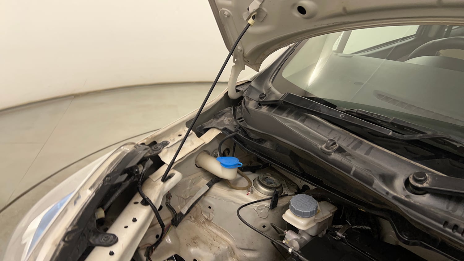 Used 2018 Maruti Suzuki Wagon R VXI Petrol Manual engine ENGINE RIGHT SIDE HINGE & APRON VIEW