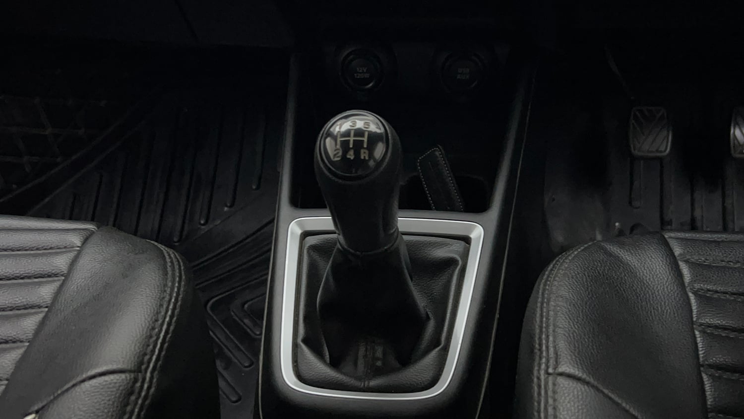 Used 2023 Maruti Suzuki Swift ZXi CNG Cng Manual interior GEAR  KNOB VIEW