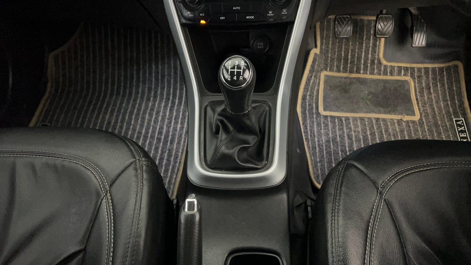 Used 2022 Maruti Suzuki S-Cross Zeta Petrol Manual interior GEAR  KNOB VIEW