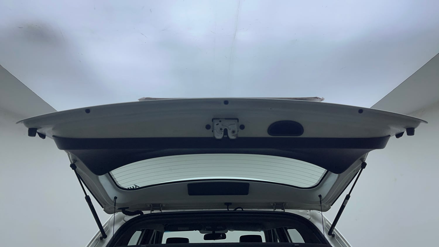 Used 2017 Hyundai Creta SX 1.6 CRDI (O) Diesel Manual interior DICKY DOOR OPEN VIEW